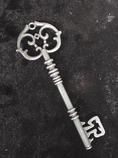 Hecate’s Kiss Oil (Includes Hecate’s Skeleton Key)